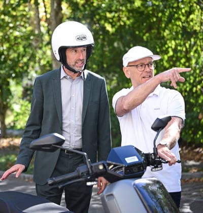 Tübingen, September 23, 2026: Mayor Boris Palmer (left), an independent, with Andreas Kurz (right), owner of BLUEmobility, before a test ride on an e-scooter