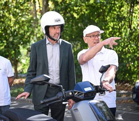 Tübingen, September 23, 2026: Mayor Boris Palmer (left), an independent, with Andreas Kurz (right), owner of BLUEmobility, before a test ride on an e-scooter