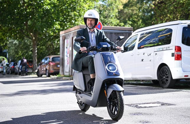 Tübingen, September 23, 2026: Mayor Boris Palmer, an independent, tests an e-scooter from BLUEmobility