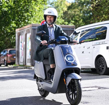 Tübingen, September 23, 2026: Mayor Boris Palmer, an independent, tests an e-scooter from BLUEmobility
