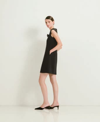 RECORD DATE NOT STATED CURIEL Spring Summer 2027 Collection - Veils Between The CURIEL Spring Summer 2027 Collection explores the subtle relationship between structure, air and the body, revealing the intimate layers that exist between garment and skin. Linings meet outer fabrics, pleats cast shifting shadows, and embroidery and beading emerge quietly in the light, delicate traces that define the season™s language of layering. Models: Sky & Aslaug NB: Fees charged by Avalon are for Avalon s services only, and do not, nor are they intended to, convey to the user any ownership of Copyright or License in the material. Avalon does not claim any ownership including but not limited to Copyright or License in the attached material. By publishing this material you (  Copyright: xAntonioxMiuccix xB66x xAvalonx 1137493275