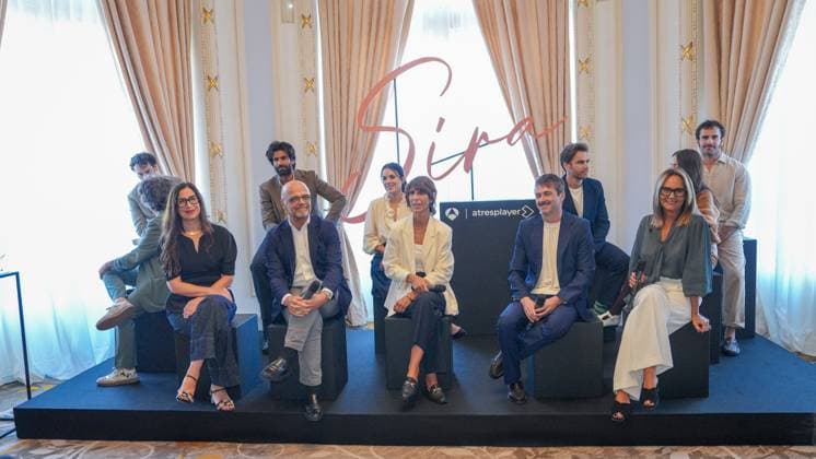 Presentation of the series Sira at the San Sebastián Film Festival: Actor Rubén Cortada, 2nd row, 2nd from left, actress Adriana Ugarte, 2nd row, c, writer María Duenas, 1st row, d, and actor Peter Vives, 1st row, 2d, during the presentation of the series Sira as part of the San Sebastián Film Festival on September 23, 2026, in San Sebastián, Guipúzcoa, Basque Country, Spain. The series, produced by Atresmedia, is the sequel to El tiempo entre costuras, also based on the work of María Duenas. Adriana Ugarte reprises her role as Sira Quiroga in a new chapter of her life set after the end of World War II. The story will take viewers to cities such as Jerusalem, London, Madrid, and Tangier, combining espionage, romance, and historical d Copyright: xUnanuex 7794153