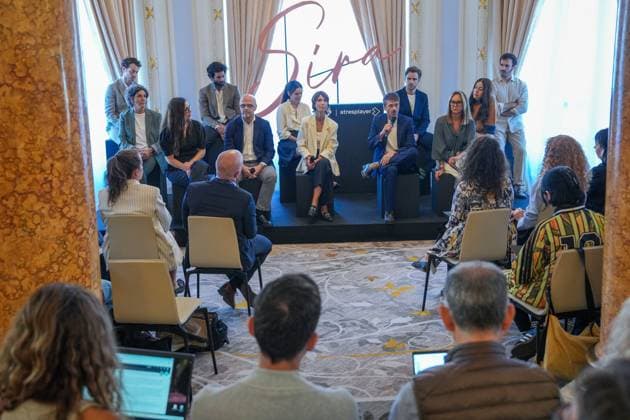 Presentation of the series Sira at the San Sebastián Film Festival: Actor Rubén Cortada, 2nd row, 2nd from the left, actress Adriana Ugarte, 2nd row, c, writer María Duenas, 1st row, d, and actor Peter Vives, 1st row, 2d, during the presentation of the series Sira as part of the San Sebastián Film Festival on September 23, 2026, in San Sebastián, Guipúzcoa, Basque Country, Spain. The series, produced by Atresmedia, is the sequel to El tiempo entre costuras, also based on the work of María Duenas. Adriana Ugarte reprises her role as Sira Quiroga in a new chapter of her life set after the end of World War II. The story will take place in cities such as Jerusalem, London, Madrid, and Tangier, combining espionage, romance, and historical Copyright: xUnanuex 7794189