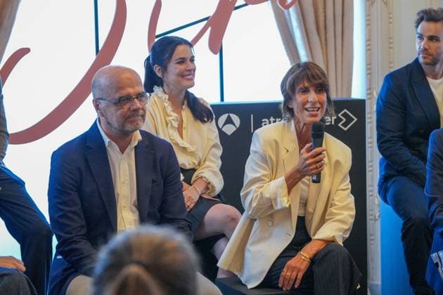 Presentation of the series Sira at the San Sebastián Film Festival Actress Adriana Ugarte (2nd row, center) during the presentation of the series Sira as part of the San Sebastián Film Festival on September 23, 2026, in San Sebastián, Guipúzcoa, Basque Country, Spain. The series, produced by Atresmedia, is the sequel to El tiempo entre costuras, also based on the novel by María Duenas. Adriana Ugarte reprises her role as Sira Quiroga in a new chapter of her life set after the end of World War II. The story will take viewers to cities such as Jerusalem, London, Madrid, and Tangier, combining espionage, romance, and historical drama. SEPTEMBER 23, 2026 San Sebastián, Guipúzcoa, Basque Country, Spain Copyright: xUnanuex 7794194
