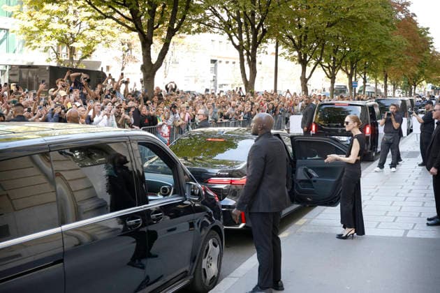 Celine Dion comes out to greet and thank her many fans waiting for her outside the Royal Monceau Hotel in Paris on September 23, 2026. Christophe Aubert, Bestimage. Céline Dion comes out to greet and thank the many fans waiting for her outside the Royal Monceau Hotel in Paris on September 23, 2026 Paris, France  Copyright: xChristophexAubertx xBestimagexChristophexAubertx xBestimagex