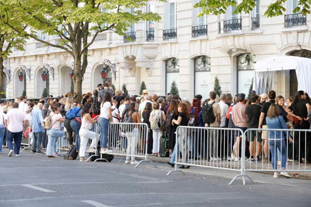 Celine Dion comes out to greet and thank her many fans waiting for her outside the Royal Monceau Hotel in Paris on September 23, 2026. Christophe Aubert, Bestimage. Céline Dion comes out to greet and thank the many fans waiting for her outside the Royal Monceau Hotel in Paris on September 23, 2026 Paris, France  Copyright: xChristophexAubertx xBestimagexChristophexAubertx xBestimagex