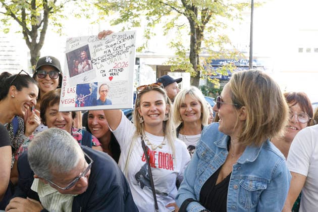 Celine Dion comes out to greet and thank her many fans waiting for her outside the Royal Monceau Hotel in Paris on September 23, 2026. Christophe Aubert, Bestimage. Céline Dion comes out to greet and thank the many fans waiting for her outside the Royal Monceau Hotel in Paris on September 23, 2026 Paris, France  Copyright: xChristophexAubertx xBestimagexChristophexAubertx xBestimagex