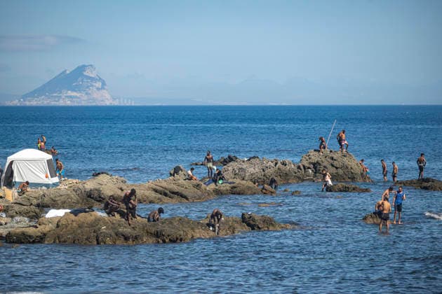 Police Once Again Break Up the Illegal Market at Trampolín Beach After Street Vending Resumes Several migrants at Trampolín Beach on September 23, 2026, in Ceuta, Spain. National and local police have once again been deployed to Trampolín Beach in a second operation against street vending. The migrants set up an illegal market again after authorities arrived at night to ask them to take down their stalls. SEPTEMBER 23, 2026 Ceuta, Spain  Copyright: xMarcosxMorenox 7794218