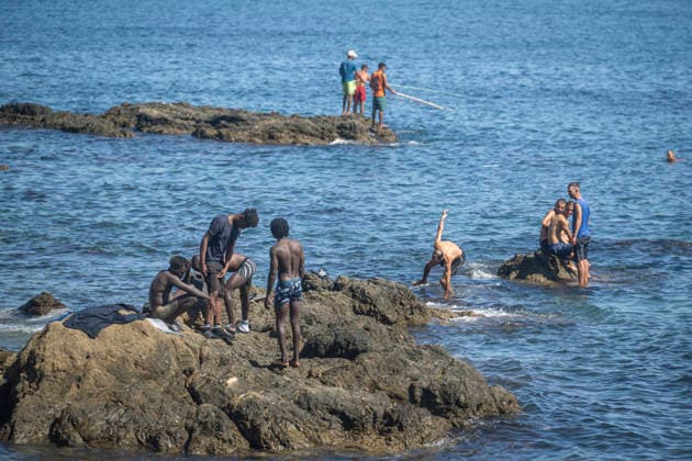 Police Once Again Break Up the Illegal Market at Trampolín Beach After Street Vending Resumes Several migrants at Trampolín Beach on September 23, 2026, in Ceuta, Spain. National and local police have once again been deployed to Trampolín Beach in a second operation against street vending. The migrants set up an illegal market again after authorities arrived at night to ask them to take down their stalls. SEPTEMBER 23, 2026 Ceuta, Spain  Copyright: xMarcosxMorenox 7794220