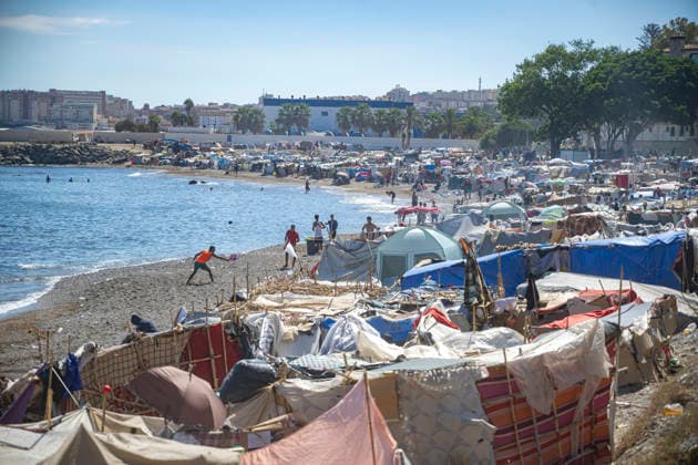 Police Once Again Break Up the Illegal Market at Trampolín Beach After Street Vending Resumes Several migrants at Trampolín Beach on September 23, 2026, in Ceuta, Spain. National and local police have once again been deployed to Trampolín Beach in a second operation against street vending. The migrants set up an illegal market again after authorities arrived at night to ask them to take down their stalls. SEPTEMBER 23, 2026 Ceuta, Spain  Copyright: xMarcosxMorenox 7794223