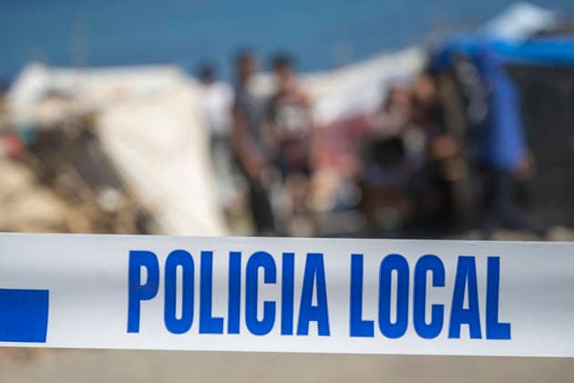 Police Once Again Break Up the Illegal Market at Trampolín Beach After Street Vending Resumes Local police cordon off Trampolín Beach on September 23, 2026, in Ceuta, Spain. National and Local Police have once again been deployed to Trampolín Beach in a second operation against street vending. Migrants set up an illegal market again after authorities arrived that night to ask them to take down their stalls. SEPTEMBER 23, 2026 Ceuta, Spain  Copyright: xMarcosxMorenox 7794228