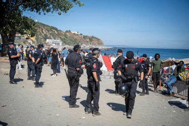 Police Once Again Break Up the Illegal Market at Trampolín Beach After Street Vending Resumes Local police at Trampolín Beach, on September 23, 2026, in Ceuta, Spain. National and local police have once again been deployed to Trampolín Beach in a second operation against street vending. Migrants set up an illegal market again after authorities arrived overnight to demand that they take down their stalls. SEPTEMBER 23, 2026 Ceuta, Ceuta, Spain  Copyright: xMarcosxMorenox 7794229