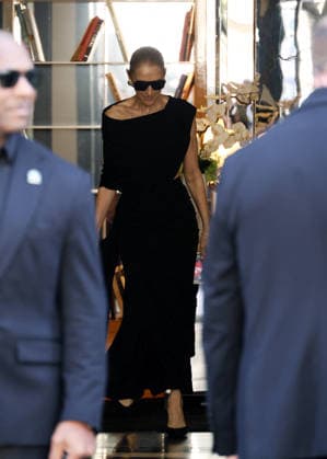 Celine Dion comes out to greet and thank her many fans waiting for her outside the Royal Monceau Hotel in Paris on September 23, 2026. Denis Guignebourg, Bestimage. Céline Dion comes out to greet and thank the many fans waiting for her outside the Royal Monceau Hotel in Paris on September 23, 2026, Paris, France  Copyright: xDenisxGuignebourgx xBestimagexDenisxGuignebourgx xBestimagex