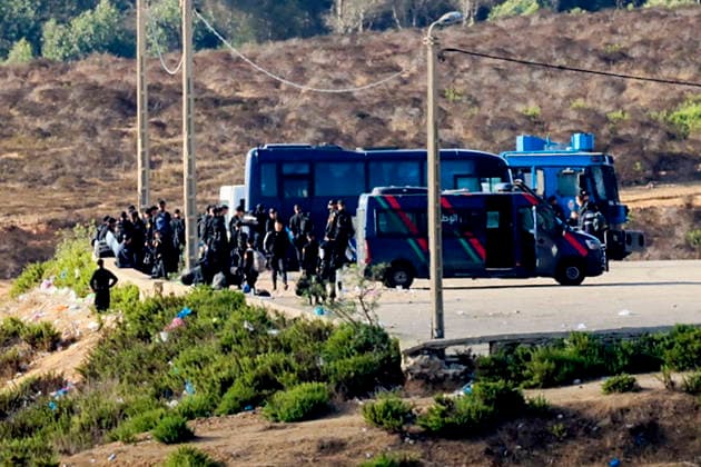 Morocco has fortified the border between Castillejos (Fnideq) and Ceuta with police checkpoints, fences, and patrols in response to social media calls for another mass crossing on election day, Castillejos, Morocco, 23 September 2026, while dozens of migrants are returning from the Spanish city of Ceuta following their failed attempt to remain on Spanish soil. Morocco fortifies the Ceuta border as the flow of returnees to Castillejos increases !ACHTUNG: NUR REDAKTIONELLE NUTZUNG!  Copyright: xREduánx GRAF2597 20260923-55021482188_1