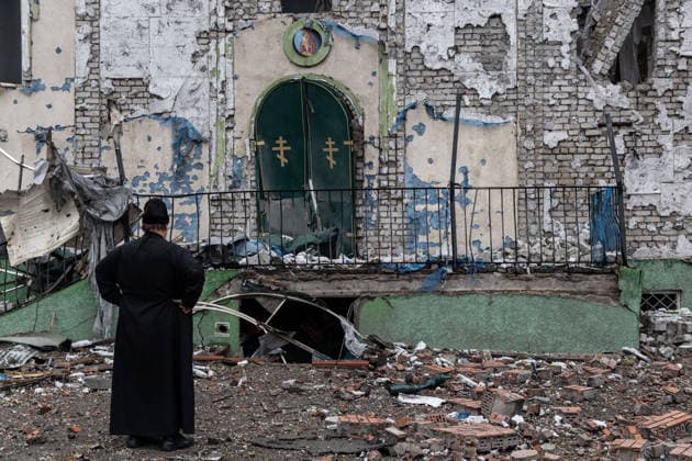 Aftermath of Russian attack on Ukraine s Kramatorsk KRAMATORSK, UKRAINE - SEPTEMBER 23: A priest stands in front of a destroyed Orthodox church following a Russian airstrike in Kramatorsk, Ukraine, on September 23, 2026. Francisco Richart Anadolu Kramatorsk Ukraine. Editorial use only. Please get in touch for any other usage.  Copyright: x2026xAnadoluxFranciscoxRichartx