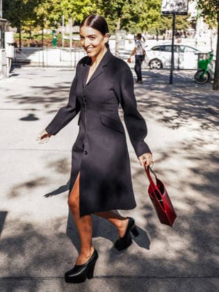 IPA88870970 - Milan, Milan Women s Fashion Week Spring Summer 2027 - Women s Fashion, Spring Summer 2027 - JIL SANDER fashion show - arrivals - pictured: Joan Thiele  Copyright: xEmanuelexRobertoxDexCarlix xx IPA88870970