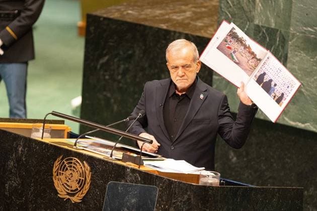 September 23, 2026, New York City, USA: Iranian President Masoud Pezeshkian shows photographs during his address on the second day of the General Debate of the 81st session of the United Nations General Assembly at the UN Headquarters in New York City. New York City USA - ZUMAl194 20260923_zip_l194_013 Copyright: xMarekxLadzinskix