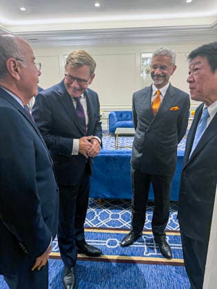 RECORD DATE NOT STATED EAM S. Jaishankar meets Foreign Ministers of Brazil, Germany and Japan on the sidelines of the 81st UNGA New York U.S. , Sep 23 (ANI): India s Foreign Minister S. Jaishankar meets Brazil s Foreign Minister Mauro Vieira, Germany s Foreign Minister Johann Wadephul and Japan s Foreign Minister Toshimitsu Motegi on the sidelines of the 81st United Nations General Assembly, in New York on Wednesday. (@DrSJaishankar X ANI Photo) New York United States Copyright: xANIx ANI_20260923022