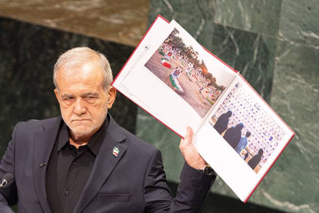 September 23, 2026, New York City, USA: Iranian President Masoud Pezeshkian holds up a photograph showing graves of victims during his address on the second day of the General Debate of the 81st session of the United Nations General Assembly at the UN Headquarters in New York City. New York City USA  - ZUMAl194 20260923_zip_l194_023 Copyright: xMarekxLadzinskix