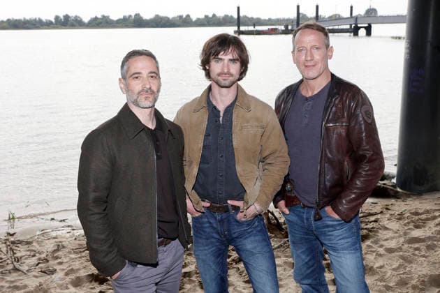 Denis Moschitto, Aaron Hilmer, and Wotan Wilke Möhring at a photo shoot on the set of the ARD crime drama *Tatort: Schwere See* at Falkensteiner Ufer in Hamburg, September 23, 2026 Foto:xgbrcix xFuturexImagex tatort_hh_6925