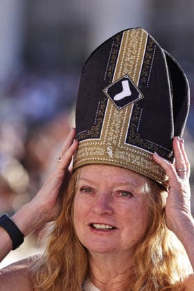 September 23, 2026. Vatican City - A woman from Chicago with a mitre by Chicago White Sox during te Pope Leo XVI weekly General Audience in St. Peter s Square at the Vatican EvandroInetti_via ZUMA Wire Vatican City State  - ZUMAi15_ 20260923_zaf_i15_062 Copyright: xEvandroxInettix