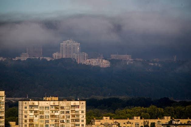Smoke shrouds Kyiv after Russian drone strikes A thick plume of black smoke stretches over residential districts following a morning Russian drone attack in Kyiv, Ukraine, on September 23, 2026. Strikes on civilian facilities, including petrol stations and warehouses, sparked large fires in several parts of the city, causing heavy smoke and dense smog. Kyiv Ukraine  Copyright: xYevhenxKotenkox originalFilename: ukrinform-smokeshr260923_npakC.jpg
