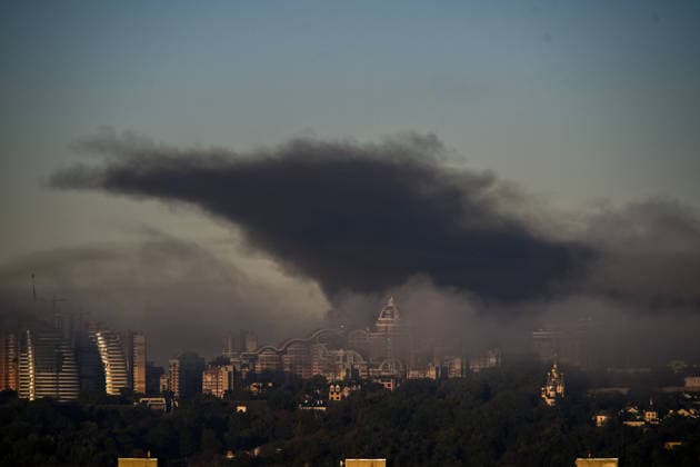 Smoke shrouds Kyiv after Russian drone strikes A plume of black smoke rises into the sky after a morning drone attack in Kyiv, Ukraine, on September 23, 2026. Strikes on civilian facilities, including petrol stations and warehouses, sparked large fires in several parts of the city, causing heavy smoke and dense smog. Kyiv Ukraine  Copyright: xYevhenxKotenkox originalFilename: ukrinform-smokeshr260923_npEiy.jpg
