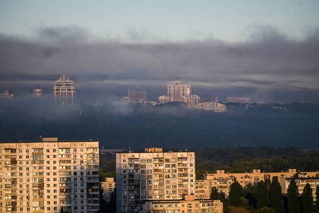 Smoke shrouds Kyiv after Russian drone strikes A thick plume of black smoke stretches over residential districts following a morning Russian drone attack in Kyiv, Ukraine, on September 23, 2026. Strikes on civilian facilities, including petrol stations and warehouses, sparked large fires in several parts of the city, causing heavy smoke and dense smog. Kyiv Ukraine  Copyright: xYevhenxKotenkox originalFilename: ukrinform-smokeshr260923_npGH1.jpg
