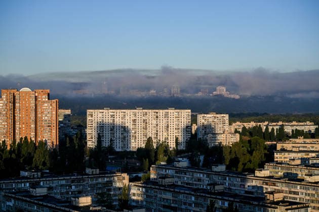 Smoke shrouds Kyiv after Russian drone strikes A thick plume of black smoke stretches over residential districts following a morning Russian drone attack in Kyiv, Ukraine, on September 23, 2026. Strikes on civilian facilities, including petrol stations and warehouses, sparked large fires in several parts of the city, causing heavy smoke and dense smog. Kyiv Ukraine  Copyright: xYevhenxKotenkox originalFilename: ukrinform-smokeshr260923_npRcg.jpg