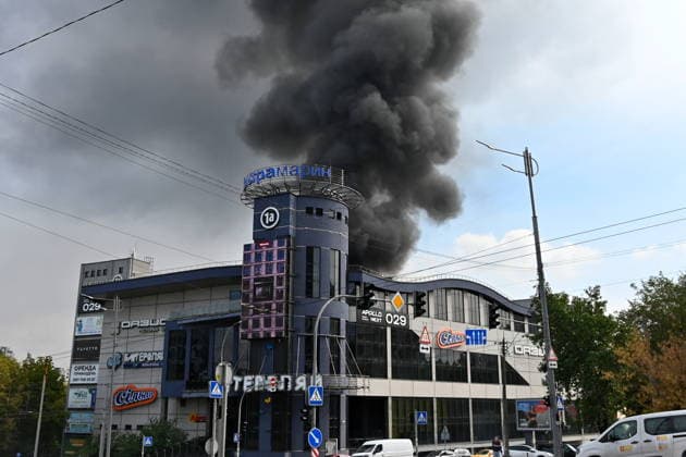 Russian Drone Strike In Kyiv Smoke rises over an office building following Russian drone strikes during Russia s attack on Ukraine in Kyiv, Ukraine, on September 23, 2026. KYIV Ukraine  Copyright: xOleksandrxGusevx originalFilename: gusev-russiand260923_npnuX.jpg