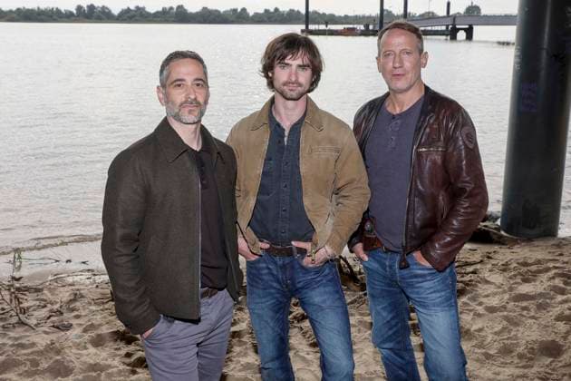 ABB TATORT Denis Moschitto, Aaron Hilmer, and Wotan Wilke Moehring—actors on set during a photo shoot for the new NDR Tatort episode Schwere See at Falkensteiner Ufer in Hamburg on September 23, 2026, Hamburg, Germany
