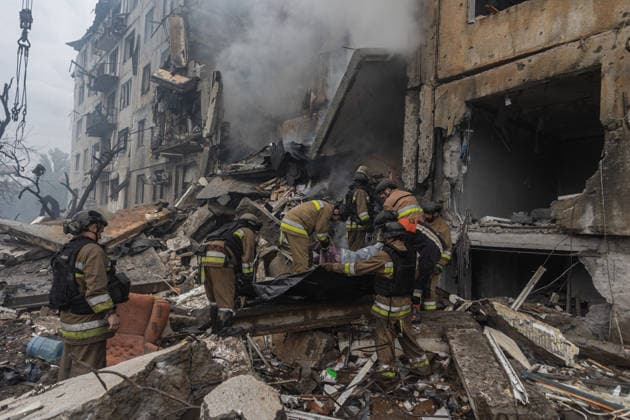 Russian attack on Ukraine s Oleksandrivka OLEKSANDRIVKA, UKRAINE - SEPTEMBER 23: Firefighters recover the body of a civilian who died under the rubble following a Russian air strike on a residential building in Oleksandrivka, Donetsk Region, Ukraine, 23 September 2026. Diego Herrera Carcedo Anadolu Oleksandrivka Ukraine. Editorial use only. Please get in touch for any other usage.  Copyright: x2026xAnadoluxDiegoxHerreraxCarcedox