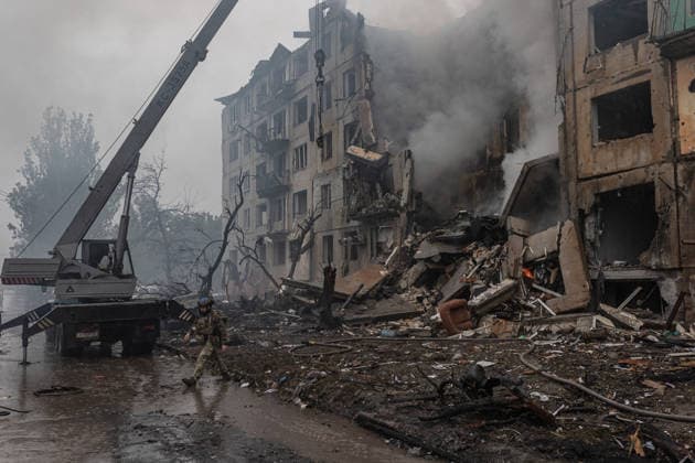Russian attack on Ukraine s Oleksandrivka OLEKSANDRIVKA, UKRAINE - SEPTEMBER 23: Ukrainian firefighters search under the rubble for civilians following a Russian air strike on a residential building in Oleksandrivka, Donetsk Region, Ukraine, 23 September 2026. Diego Herrera Carcedo Anadolu Oleksandrivka Ukraine. Editorial use only. Please get in touch for any other usage.  Copyright: x2026xAnadoluxDiegoxHerreraxCarcedox