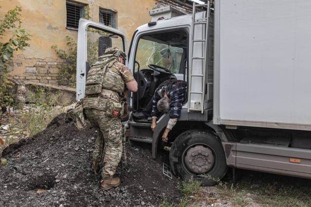 Russian attack on Ukraine s Oleksandrivka KRAMATORSK, UKRAINE - SEPTEMBER 23: (EDITOR S NOTE: Image depicts death) The dead body of a driver in the cab of a truck transporting food, after being killed by a Russian FPV drone in Kramatorsk, Donetsk Region, Ukraine, 23 September 2026. Diego Herrera Carcedo Anadolu Kramatorsk Ukraine. Editorial use only. Please get in touch for any other usage.  Copyright: x2026xAnadoluxDiegoxHerreraxCarcedox