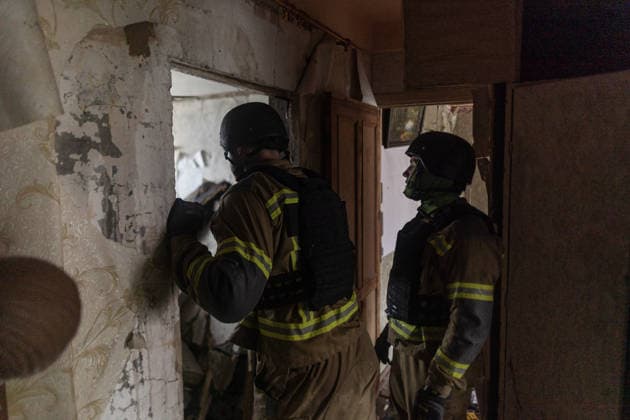 Ukrainian firefighters search rubble after Russian air strike in Donetsk OLEKSANDRIVKA, UKRAINE - SEPTEMBER 23: Ukrainian firefighters search under the rubble for civilians following a Russian air strike on a residential building in Oleksandrivka, Donetsk Oblast, Ukraine, on September 23, 2026. Diego Herrera Carcedo Anadolu Donets ka Oblast Ukraine. Editorial use only. Please get in touch for any other usage.  Copyright: x2026xAnadoluxDiegoxHerreraxCarcedox