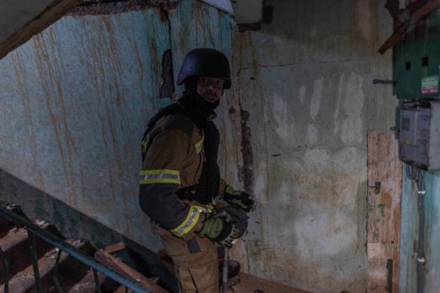 Ukrainian firefighters search rubble after Russian air strike in Donetsk OLEKSANDRIVKA, UKRAINE - SEPTEMBER 23: Ukrainian firefighters search under the rubble for civilians following a Russian air strike on a residential building in Oleksandrivka, Donetsk Oblast, Ukraine, on September 23, 2026. Diego Herrera Carcedo Anadolu Donets ka Oblast Ukraine. Editorial use only. Please get in touch for any other usage.  Copyright: x2026xAnadoluxDiegoxHerreraxCarcedox