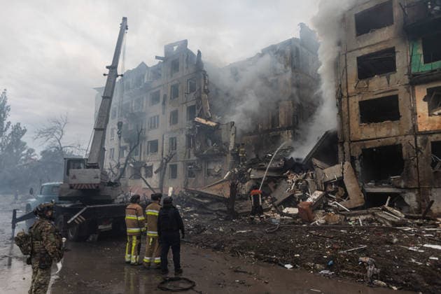 Ukrainian firefighters search rubble after Russian air strike in Donetsk OLEKSANDRIVKA, UKRAINE - SEPTEMBER 23: Ukrainian firefighters search under the rubble for civilians following a Russian air strike on a residential building in Oleksandrivka, Donetsk Oblast, Ukraine, on September 23, 2026. Diego Herrera Carcedo Anadolu Donets ka Oblast Ukraine. Editorial use only. Please get in touch for any other usage.  Copyright: x2026xAnadoluxDiegoxHerreraxCarcedox