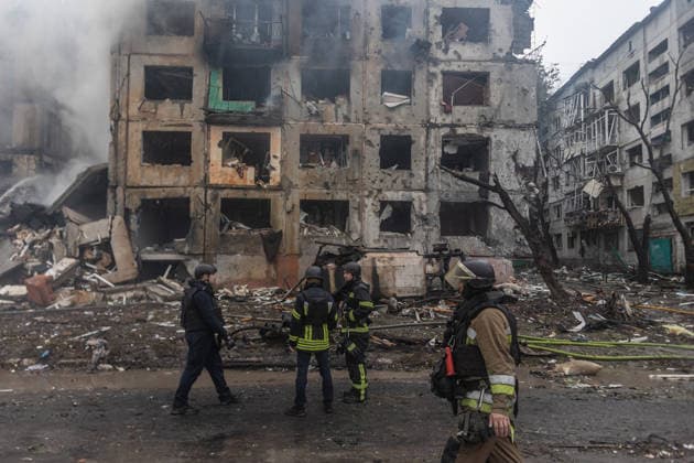 Ukrainian firefighters search rubble after Russian air strike in Donetsk OLEKSANDRIVKA, UKRAINE - SEPTEMBER 23: Ukrainian firefighters search under the rubble for civilians following a Russian air strike on a residential building in Oleksandrivka, Donetsk Oblast, Ukraine, on September 23, 2026. Diego Herrera Carcedo Anadolu Donets ka Oblast Ukraine. Editorial use only. Please get in touch for any other usage.  Copyright: x2026xAnadoluxDiegoxHerreraxCarcedox