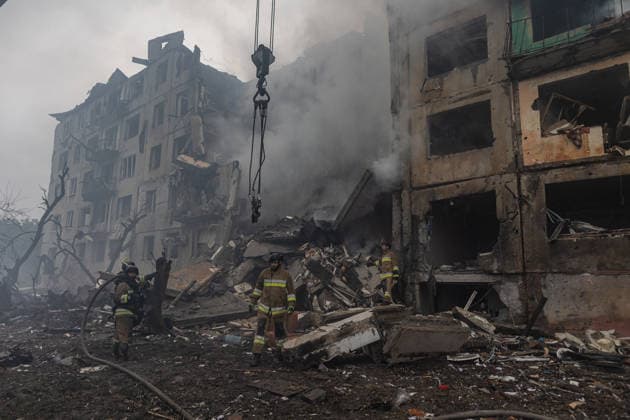Ukrainian firefighters search rubble after Russian air strike in Donetsk OLEKSANDRIVKA, UKRAINE - SEPTEMBER 23: Ukrainian firefighters search under the rubble for civilians following a Russian air strike on a residential building in Oleksandrivka, Donetsk Oblast, Ukraine, on September 23, 2026. Diego Herrera Carcedo Anadolu Donets ka Oblast Ukraine. Editorial use only. Please get in touch for any other usage.  Copyright: x2026xAnadoluxDiegoxHerreraxCarcedox