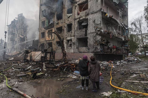 Ukrainian firefighters search rubble after Russian air strike in Donetsk OLEKSANDRIVKA, UKRAINE - SEPTEMBER 23: Ukrainian firefighters search under the rubble for civilians following a Russian air strike on a residential building in Oleksandrivka, Donetsk Oblast, Ukraine, on September 23, 2026. Diego Herrera Carcedo Anadolu Donets ka Oblast Ukraine. Editorial use only. Please get in touch for any other usage.  Copyright: x2026xAnadoluxDiegoxHerreraxCarcedox