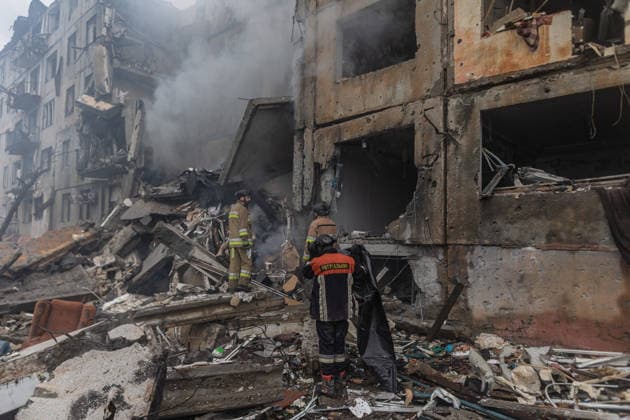 Ukrainian firefighters search rubble after Russian air strike in Donetsk OLEKSANDRIVKA, UKRAINE - SEPTEMBER 23: Ukrainian firefighters search under the rubble for civilians following a Russian air strike on a residential building in Oleksandrivka, Donetsk Oblast, Ukraine, on September 23, 2026. Diego Herrera Carcedo Anadolu Donets ka Oblast Ukraine. Editorial use only. Please get in touch for any other usage.  Copyright: x2026xAnadoluxDiegoxHerreraxCarcedox
