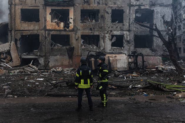 Russian attack on Ukraine s Oleksandrivka OLEKSANDRIVKA, UKRAINE - SEPTEMBER 23: Ukrainian firefighters search under the rubble for civilians following a Russian air strike on a residential building in Oleksandrivka, Donetsk Region, Ukraine, on September 23, 2026. Diego Herrera Carcedo Anadolu Oleksandrivka Ukraine. Editorial use only. Please get in touch for any other usage.  Copyright: x2026xAnadoluxDiegoxHerreraxCarcedox