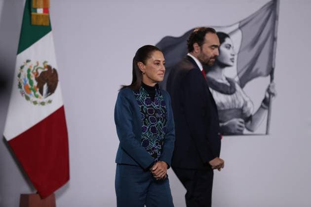 September 23, 2026: TO-45207- CIUDAD DE MEXICO,2026-09-23. Claudia Sheinbaum Pardo, President of Mexico, addresses the media during her daily morning press conference La Mananera at the National Palace in Mexico City. During the briefing, she highlighted key updates on the development of new passenger railway routes designed to connect the capital city with various states across the nation. Clasos.com.mx  - ZUMAcs4_ 20260923_faa_cs4_015 Copyright: xLuisxMarinx