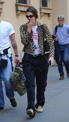 RECORD DATE NOT STATED IPA88876748 - Milan—photo by Mimmo Carriero—Supermodel Vittoria Ceretti, Leonardo DiCaprio’s girlfriend, strolls through the streets of downtown with two friends  Copyright: xx xx IPA88876748