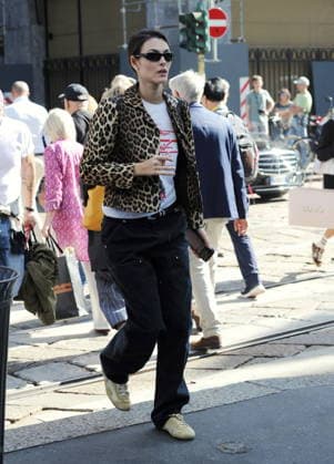 RECORD DATE NOT STATED IPA88876813 - Milan—photo by Mimmo Carriero—Supermodel Vittoria Ceretti, Leonardo DiCaprio’s girlfriend, strolls through the streets of downtown with two friends  Copyright: xx xx IPA88876813