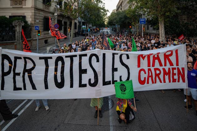 Rally in Barcelona in Support of Maricarmen Following Her Eviction in Madrid: Dozens of people gathered at a rally in support of Maricarmen following her eviction in Madrid, in front of the Government Delegation, on September 23, 2026, in Barcelona, Catalonia, Spain. The protest was organized following the eviction of Maricarmen, a resident of the Retiro district who had lived for 70 years at 46 Alcalde Sainz de Baranda Street in Madrid SEPTEMBER 23, 2026 MARICARMEN PROTEST EVICTION VULTURE FUND Lorena Sopê Barcelona, Catalonia Barcelona, Catalonia, Spain  Copyright: xLorenaxSopÃªnax 7794724