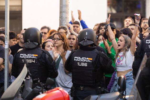 September 23, 2026, Madrid, Madrid, SPAIN: Hundreds of Madrid residents, mobilized by the Tenants Union, are protesting against the eviction of MaricarmenÃ¢â‚¬an 87-year-old woman forced out of the apartment where she had lived for 70 years by a real estate investment fund. She had refused to leave the home for which she had always paid rent. Police used charge tactics against the demonstrators. Madrid SPAIN - ZUMAl221 20260923_zip_l221_041 Copyright: xIgnacioxLopezxIsasmendix