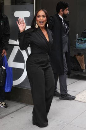 September 23, 2026, New York, New York, USA: Angela Bassett at ABC Studios in New York City for Ã¢â‚¬ËœThe ViewÃ¢ New York USA  - ZUMAh16_ 20260923_zaf_h16_031 Copyright: xDanxHerrickx