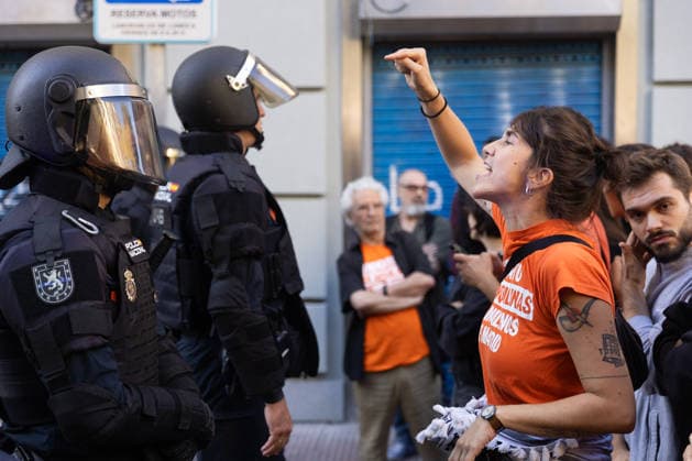 September 23, 2026, Madrid, Madrid, SPAIN: Hundreds of Madrid residents, mobilized by the Tenants Union, are protesting against the eviction of MaricarmenÃ¢â‚¬an 87-year-old woman forced out of the apartment where she had lived for 70 years by a real estate investment fund. She had refused to leave the home for which she had always paid rent. Police used charge tactics against the demonstrators. Madrid SPAIN - ZUMAl221 20260923_zip_l221_031 Copyright: xIgnacioxLopezxIsasmendix