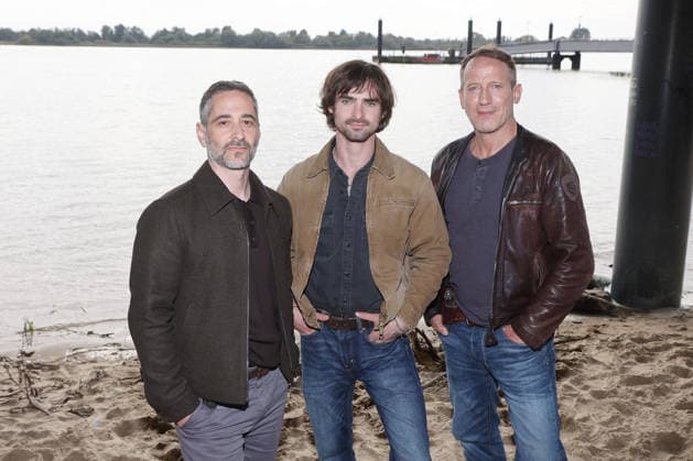 Photo op on the set of the NDR Tatort episode Schwere See featuring Denis Moschitto, Aaron Hilmer, and Wotan Wilke Möhring; photo op on the set of the NDR Tatort episode Schwere See, Falkensteiner Ufer, Hamburg, September 23, 2026 Copyright: xEventpressxBecherx